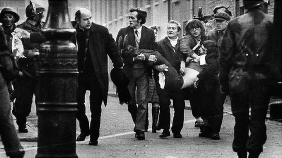 Una víctima del Domingo Sangriento es cargada en las calles de Derry.