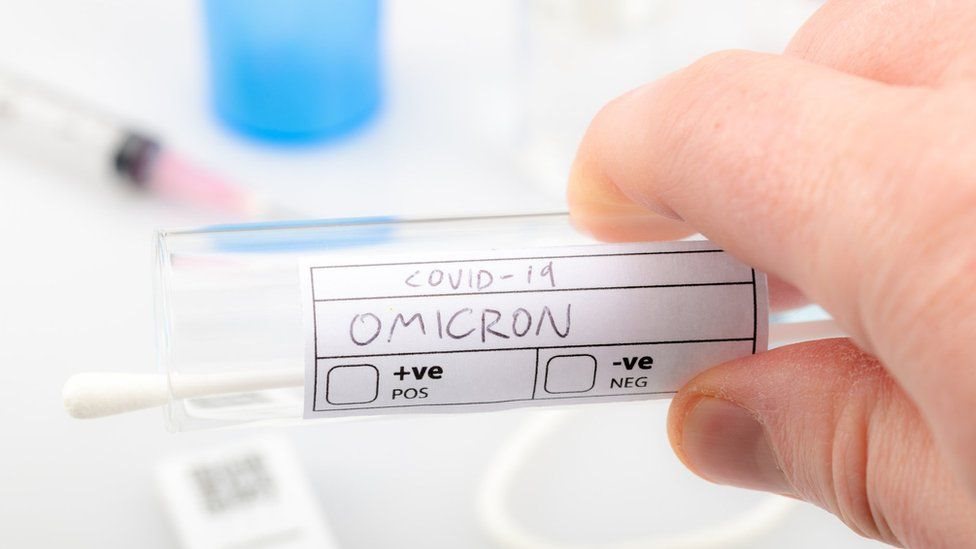 Omicron: İngiltere'de yeni varyant sonrası üçüncü doz aşının hızlandırılması gündemde