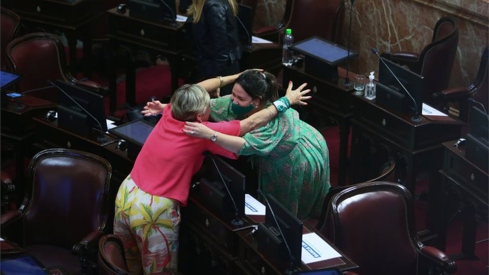Dos senadoras se abrazan tras la aprobación del proyecto de ley que permite el aborto en Argentina