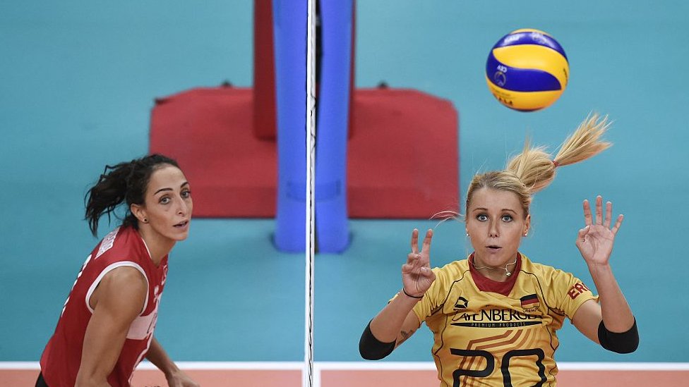 Eski milli voleybolcu Gözde Kırdar (solda), Volley 2015 Kadınlar Çeyrek Final maçında Almanya karşı mücadele ederken.