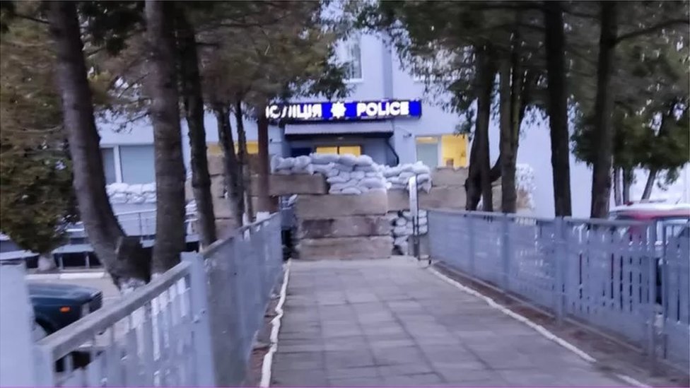 Entrada da delegacia de polícia em Stryi protegida com sacos de areia