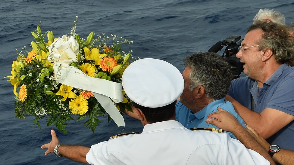 Рыбаки возлагают венок в память о жертвах катастрофы на Лампедузе