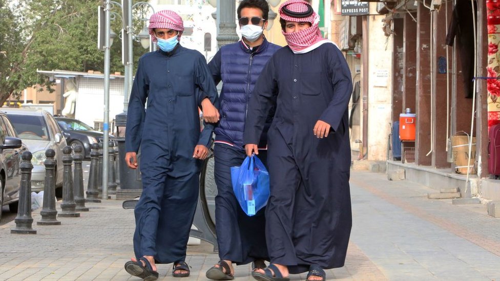 عرب يرتدون كمامات