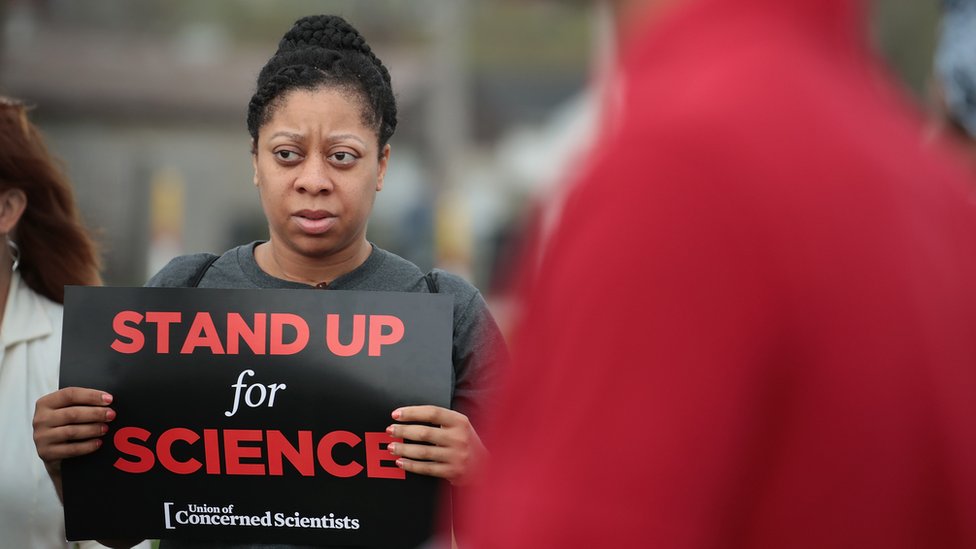 Existe una preocupación en la comunidad científica sobre los posibles recortes a la investigación y a programas de salud. Marcha de apoyo a la ciencia en Chicago