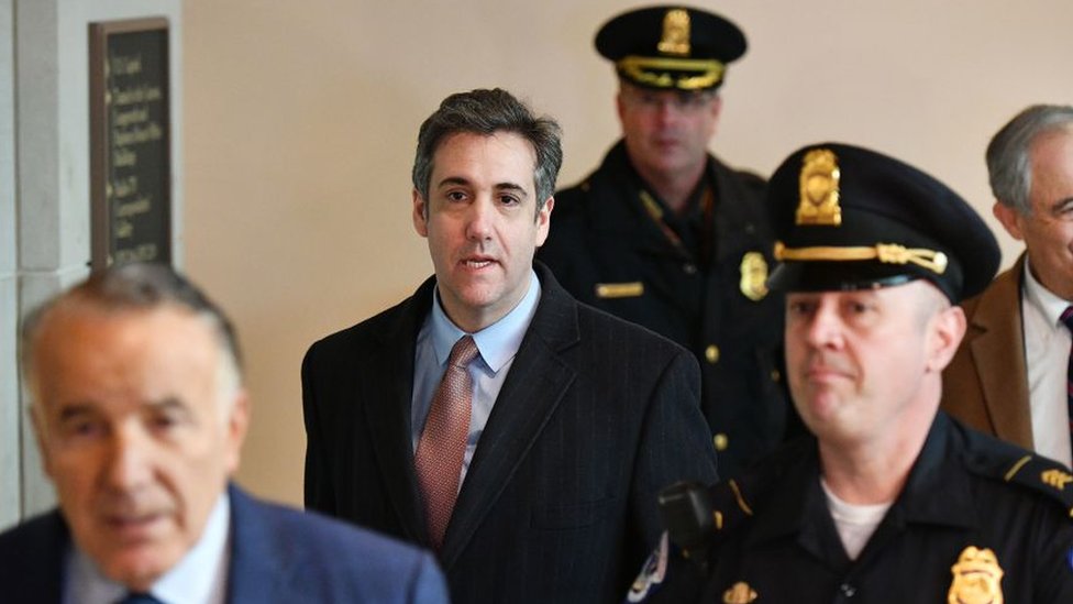 Cohen flanqueado de sus abogados y la policía