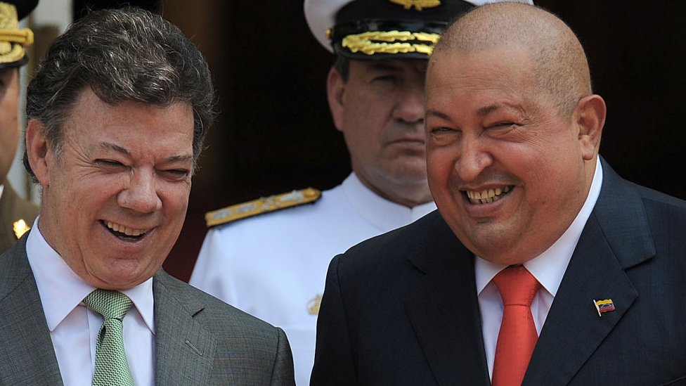 Juan Manuel Santos (izquierda) y Hugo Chávez, presidentes de Colombia y Venezuela, respectivamente, en un encuentro en 2011.