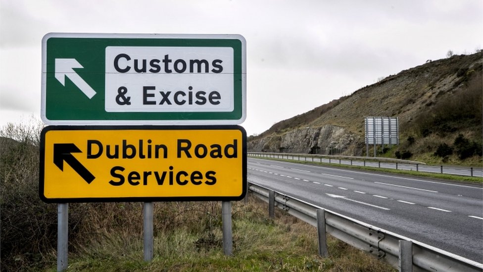 Дорожный знак за пределами Ньюри, указывающий на старую таможенно-акцизную станцию ??недалеко от границы между Северной Ирландией и Республикой Ирландия