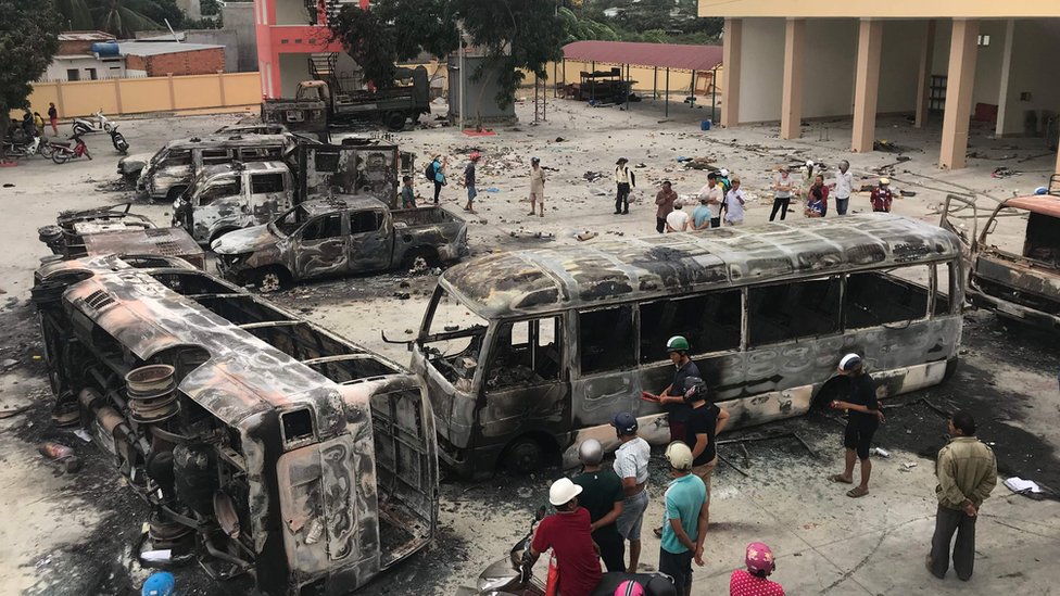 Сгоревшие автобусы в центральной провинции Биньтхуан, Вьетнам, июнь 2018 г.