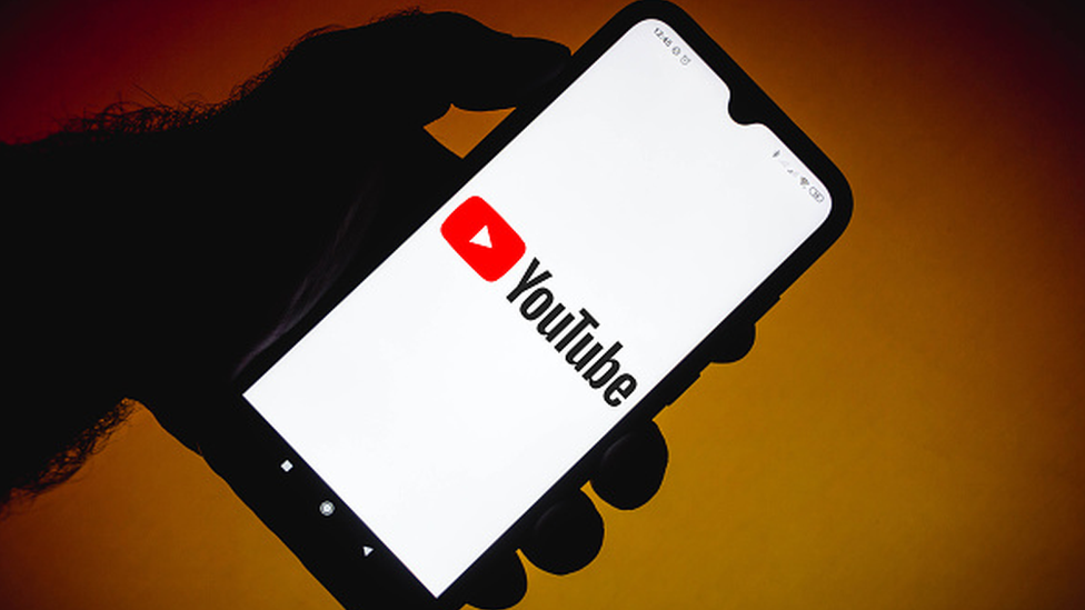 Foto mostra tela de celular com logo do YouTube