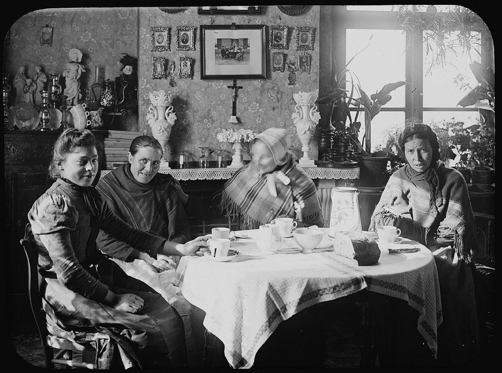 Tres huéspedes y un miembro de una familia de acogida a principios del siglo XX.