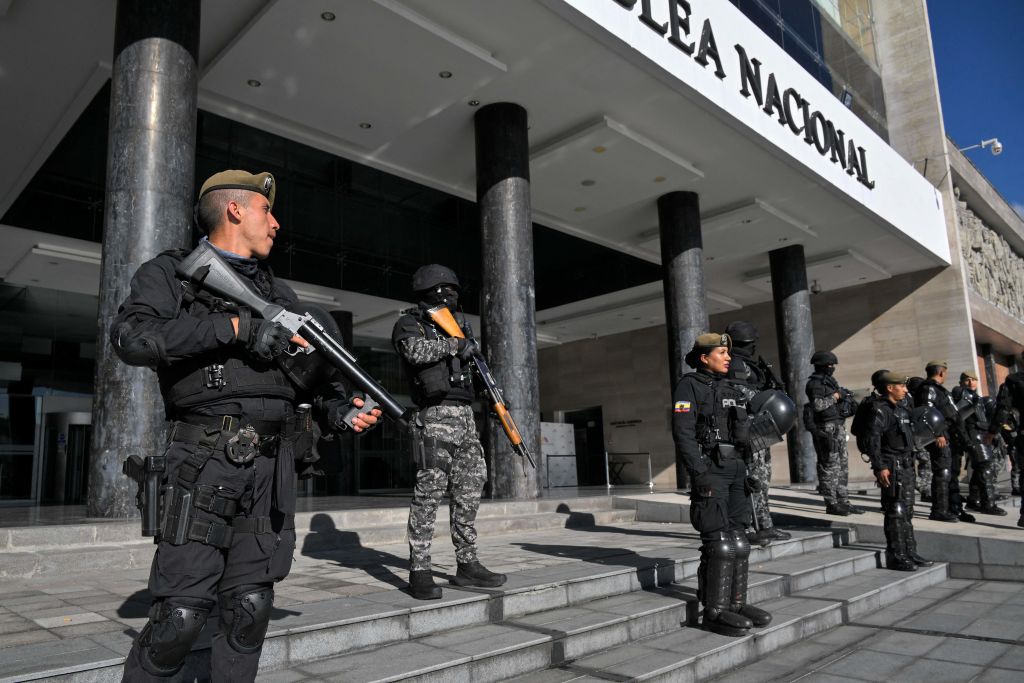 Los militares se desplegaron en la Asamblea Nacional tras el anuncio de Lasso.