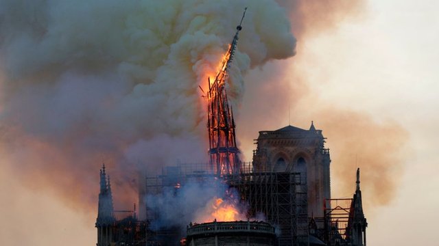 Aguja de Notre Dame en llamas