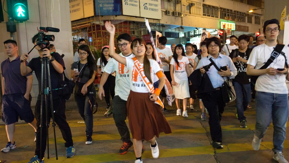 Яу Вай-чин (C) из политической партии Youngspiration агитирует за голоса в Западном Коулунском географическом округе в день голосования на выборах в Законодательный совет Гонконга в 2016 году
