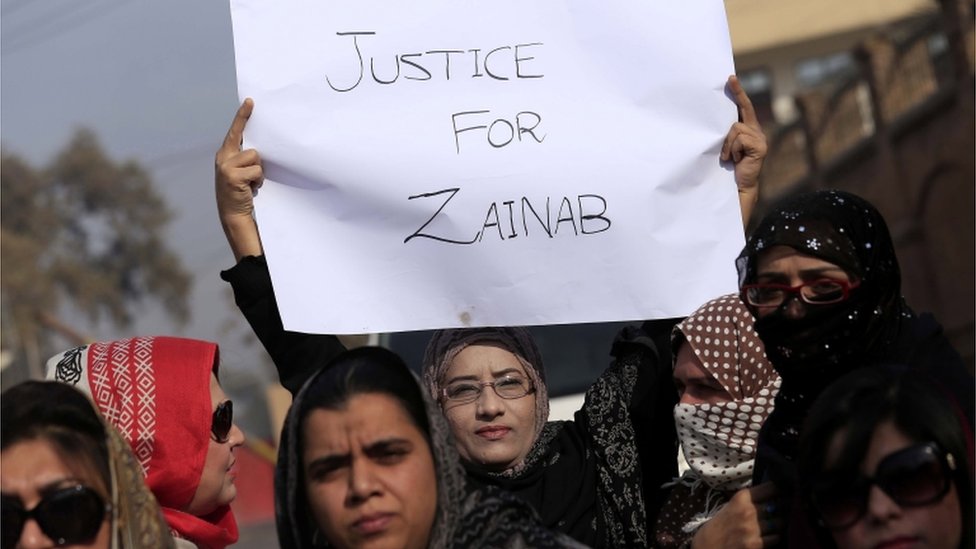 Женщины проводят демонстрацию с табличкой «Справедливость для Зайнаб» в Касуре, Пакистан