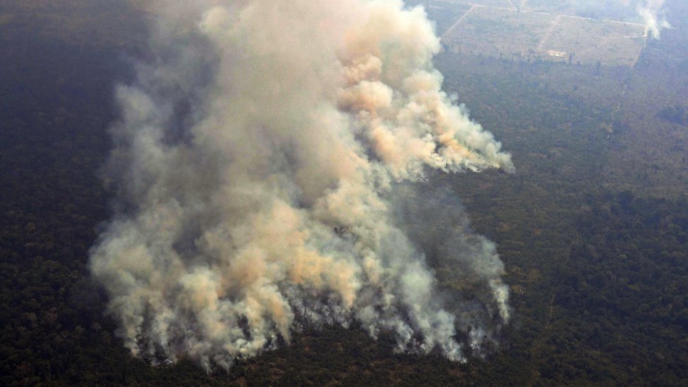 Vista aérea de humo en la Amazonía.