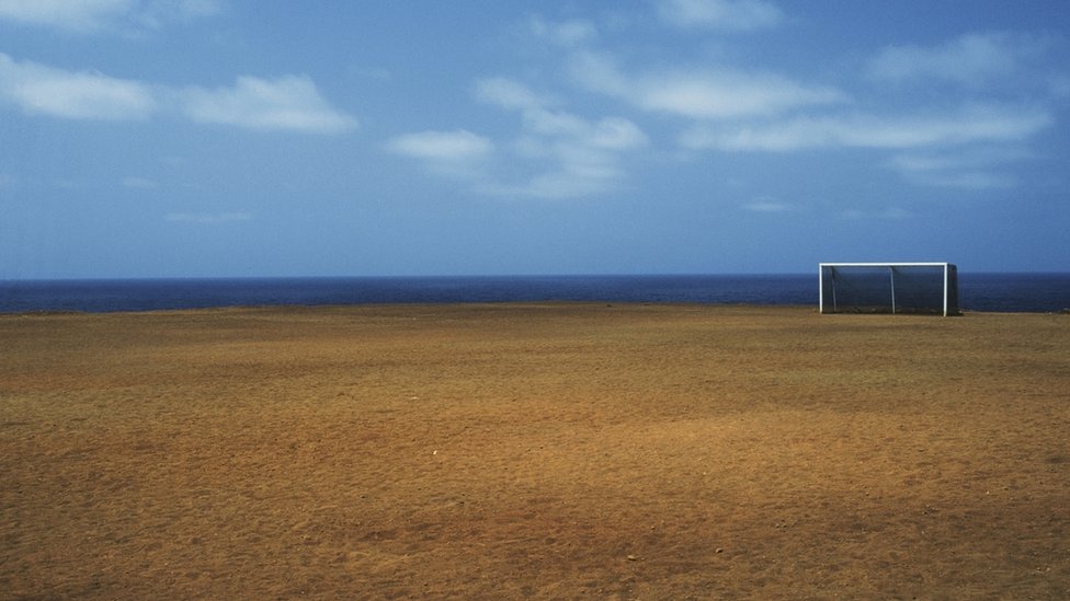 Un escenario para la imaginación. arco en campo y mar