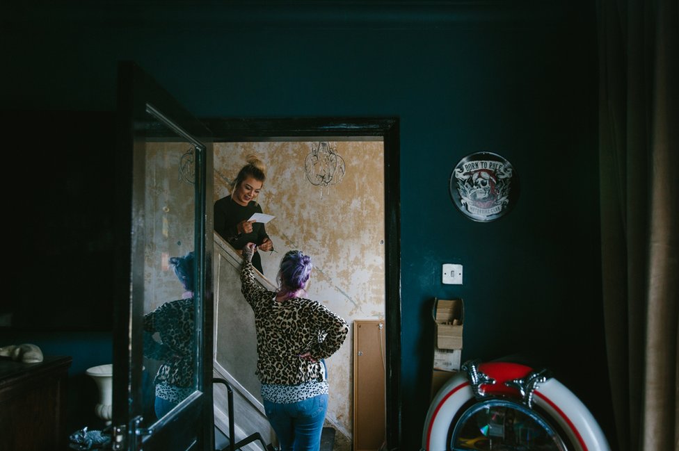 Мелани Семпл болтает со своей дочерью в коридоре своего дома в Ньюкасле