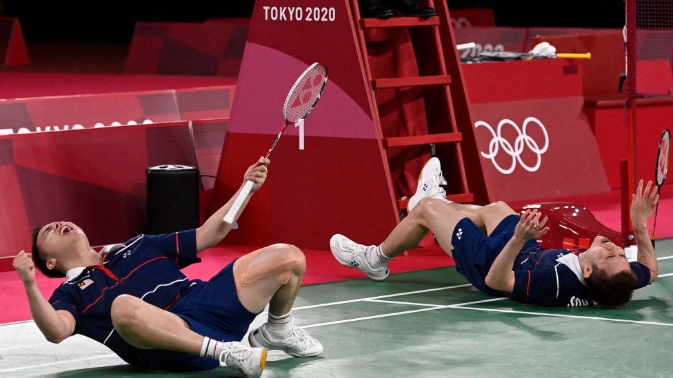 Soh Wooi Yik e Aaron Chia (à esquerda), da Malásia, comemoram medalha de bronze de badminton em duplas masculinas nos Jogos Olímpicos de Tóquio em 2020