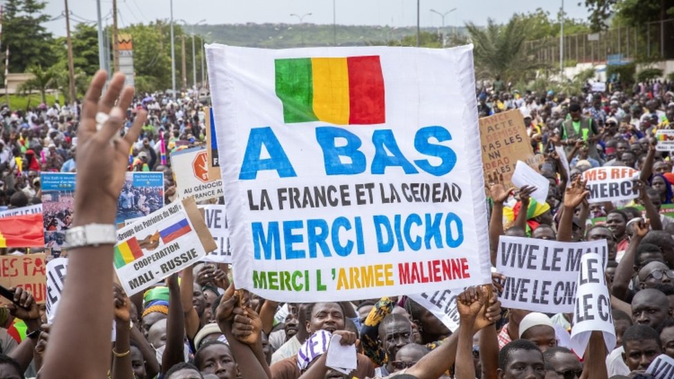 متظاهرون في باماكو خرجوا تأييدا للانقلاب العسكري