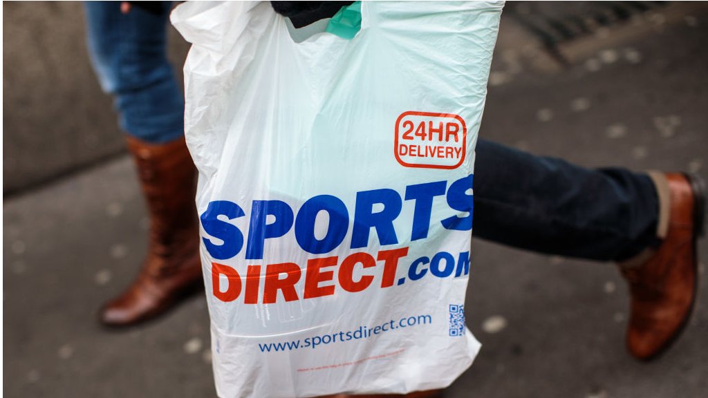 Пластиковая сумка Sports Direct носит с собой покупатель.