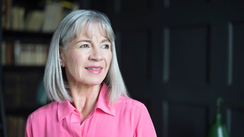 Los tratamientos incluyen medicinas, ejercicios e incluso cirugía. Mujer