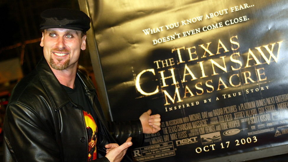 "La Masacre de Texas" se ha convertido en una película de culto que inspiró otras versiones. Andrew Bryniarsk, del elenco de la nueva versión de "La Masacre de Texas", frente a un afiche de la película