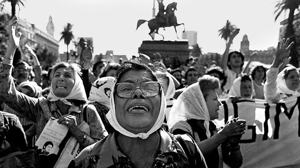 Clara Jurado (C) y otras Madres de la Plaza de Mayo