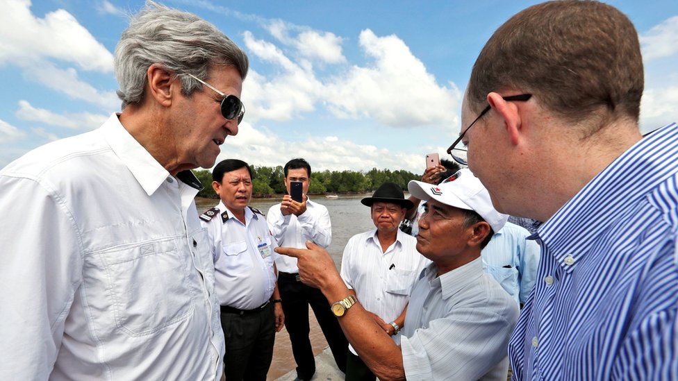 Джон Керри разговаривает с бывшим вьетконговским борцом Во Бан Тамом