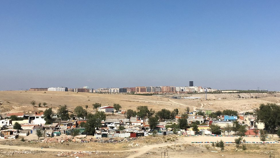Vista de una parte del sector 6, en primer plano, y a lo lejos edificios de Rivas. (Foto: BBC Mundo/Enric Botella) Sector 6 (BBC Mundo/Enric Botella)