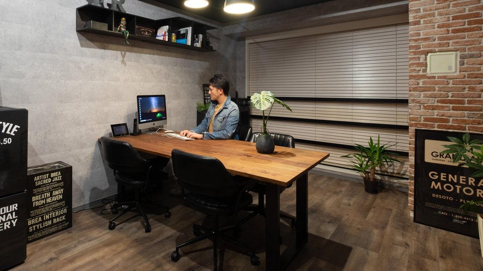 Yuichi Ishii en su oficina