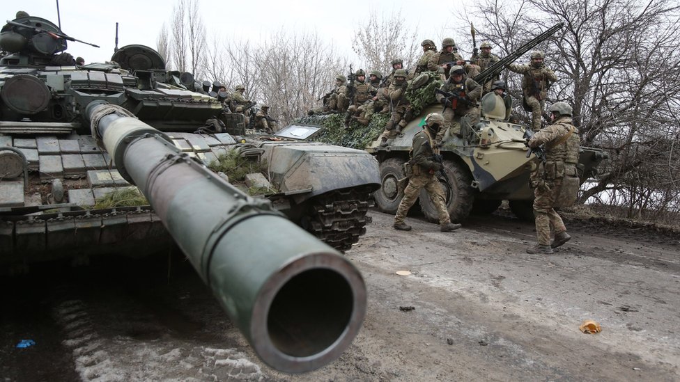 Ukrainian servicemen get ready to repel an attack in Ukraine's Luhansk region. Photo: 24 February 2022