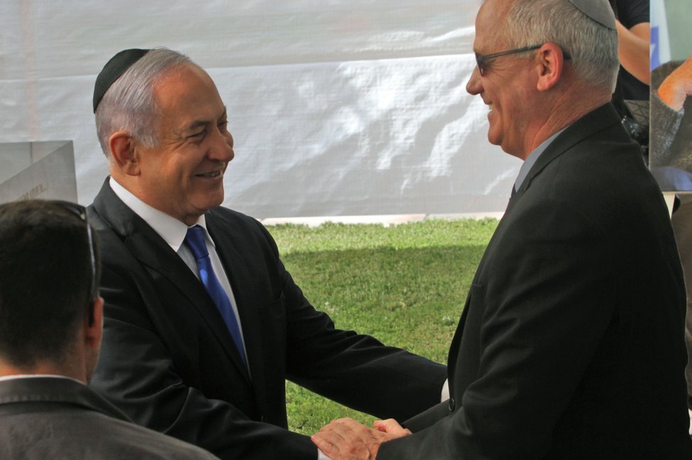 Биньямин Нетаньяху (слева) пожимает руку Бенни Ганцу на горе Герцль в Иерусалиме 19 сентября 2019 года