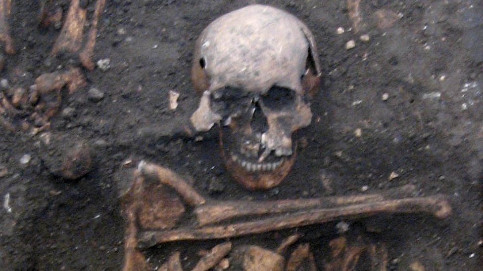 Esqueleto de un joven adulto varón de finales del siglo XIV enterrado en Cambridge