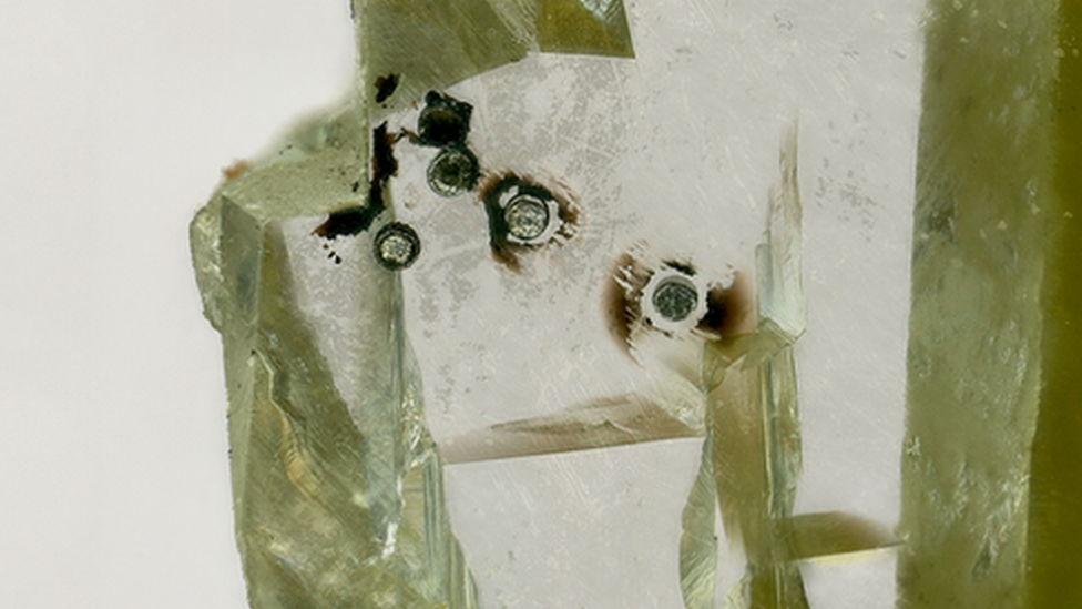 El diamante con inclusiones de perovskita de silicato de calcio