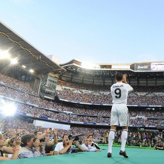 La llegada de Ronaldo al Madrid generó tanta expectación que las gradas del estadio SAntiago Bernabéu se llenaron para su presentación. Cristiano Ronaldo en 2009