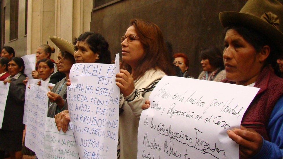 Víctimas de esterilizaciones forzadas protestan frente a la Fiscalía de Perú