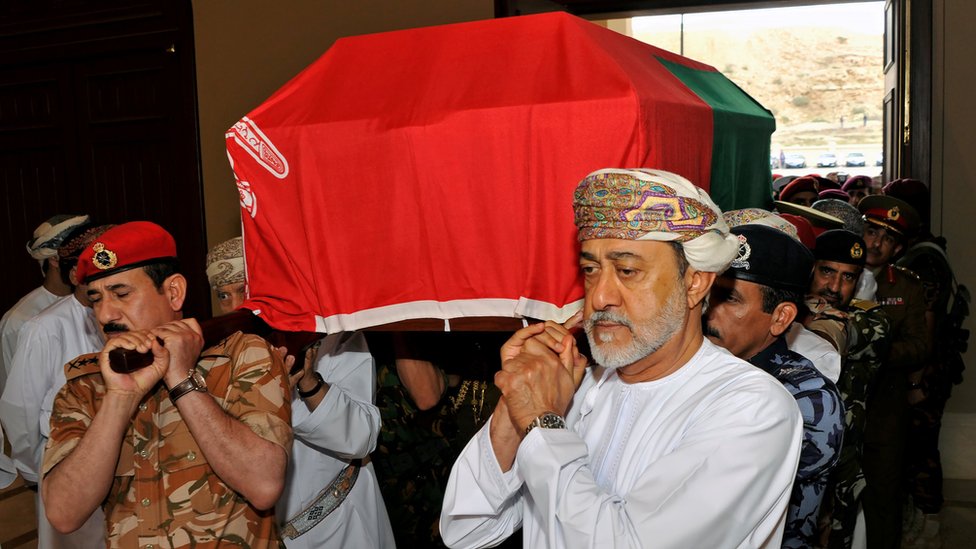 Только что приведший к присяге султан Омана Хайтам бин Тарик аль-Саид несет гроб своего двоюродного брата, покойного султана Кабуса