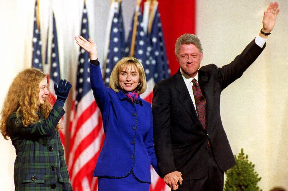 На этой фотографии изображены тогдашний губернатор Арканзаса Билл Клинтон (справа), его жена Хиллари (в центре) и их дочь Челси 3 ноября 1992 года в Литл-Роке, штат AK.