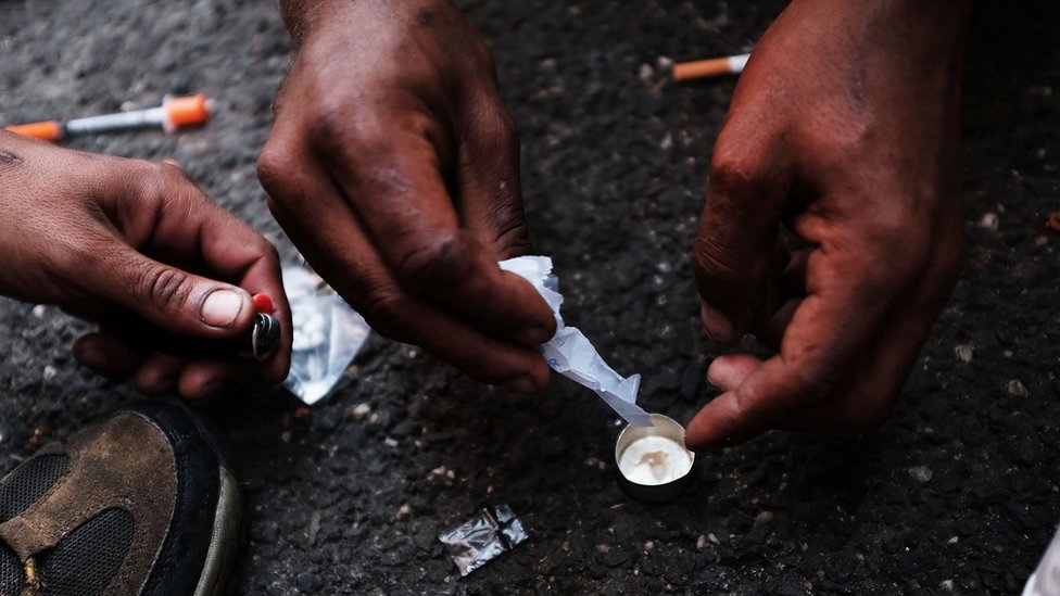 La adicción a los opioides en EE.UU. es un mal que afecta mayormente a estratos socioeconómicos bajos. Personas a punto de consumir opioides