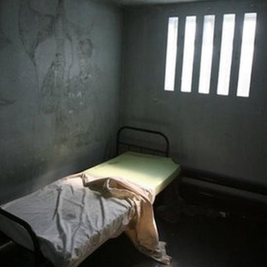 Una celda del bloque H de El Laberinto, cárcel que fue clausurada en el año 2000 y demolida en 2006. Celda de El Laberinto.