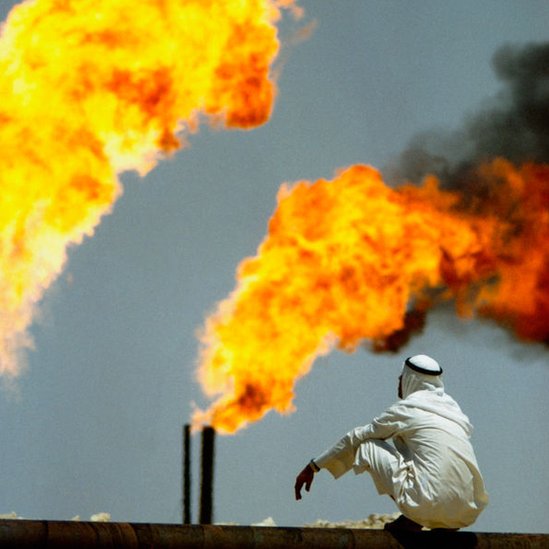 Seorang pria melihat produksi gas di Qatar