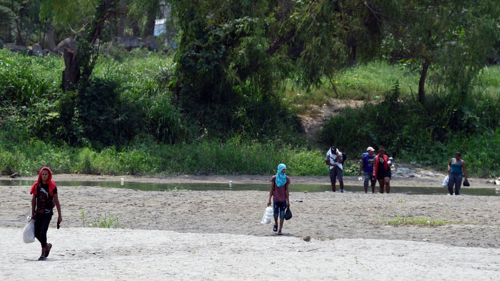 Migrantes centroamericanos cruzan el río Suchiate en la frontera entre Guatemala y México