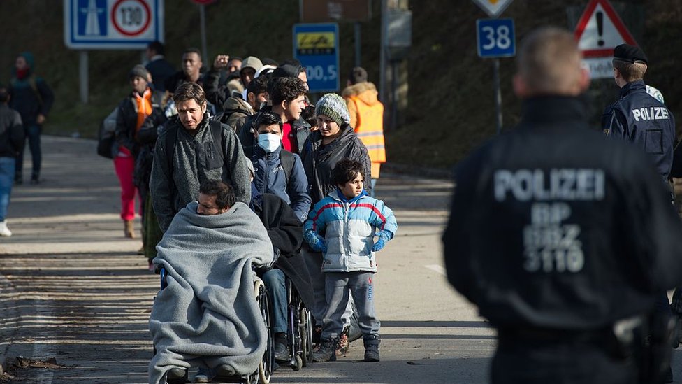 Refugiados cruzan la frontera entre Austria y Alemania en diciembre de 2015.
