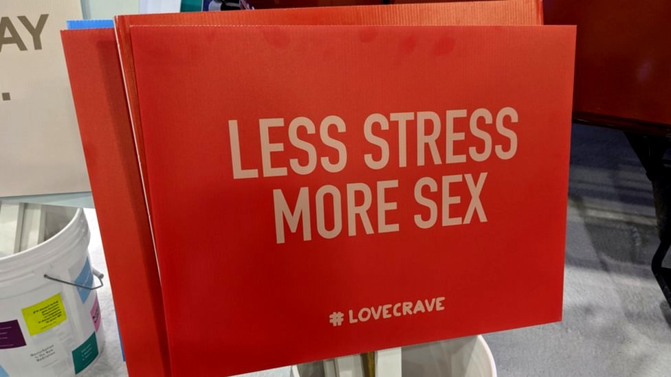 Cartel que dice "menos estrés, más sexo".
