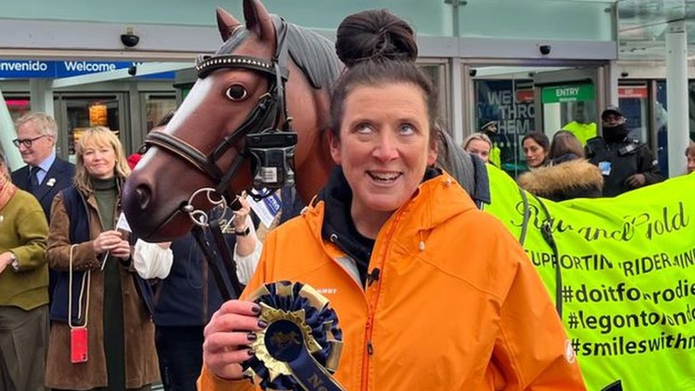 Bereaved mum finishes Chepstow to London horse statue trek