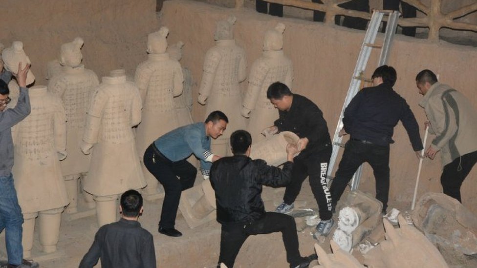 Полиция разбирает поддельные статуи