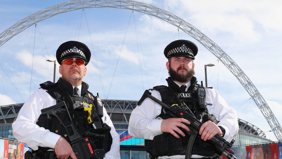 El estadio de Wembley fue uno de los lugares con mayor seguridad este fin de semana. Policía en el estadio de Wembley