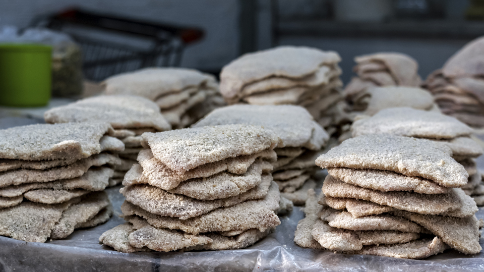 La milanesa llegó a Argentina con los italianos en el siglo XIX, pero hoy es muy diferente a la que se come en Milán. Milanesa