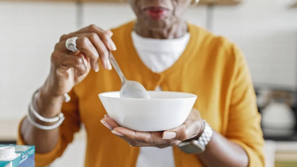 شخص مسن يتناول مسحوق بروتين