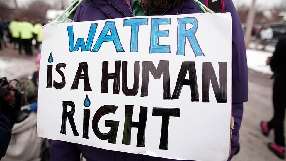 Cartel que dice "El agua es un derecho humano"